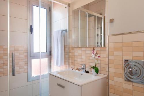 W łazience znajduje się umywalka i prysznic. w obiekcie Flatguest Triana w mieście Las Palmas de Gran Canaria