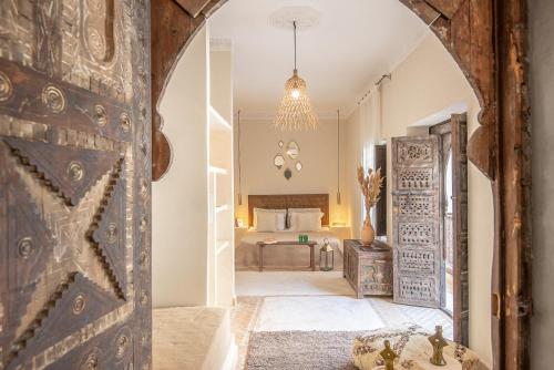 een open deur naar een slaapkamer met een bed bij Riad Farhan in Marrakesh