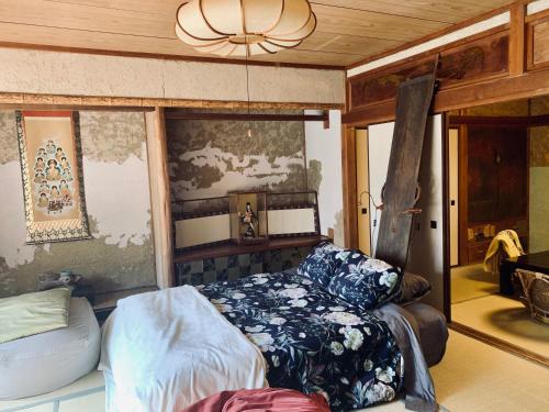 una camera con letto e soffitto di Ensoh a Okayama