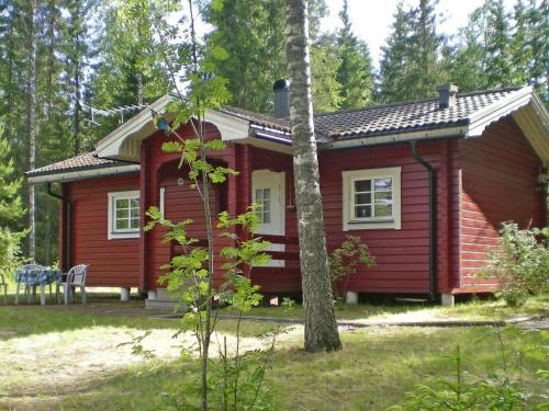 una pequeña cabaña roja en el bosque en 4 person holiday home in TORSBY, en Mårbacken