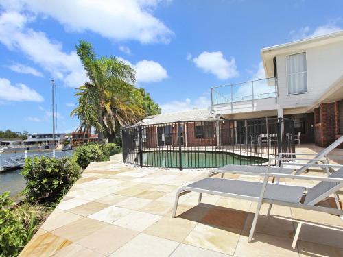 Gallery image of 4 bedroom house on canal, private beach, pool and pontoon in Maroochydore