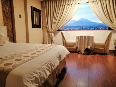 Ein Bett oder Betten in einem Zimmer der Unterkunft Hotel Chimborazo Internacional