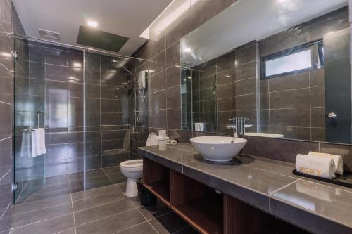 Koupelna v ubytování Roxy Sematan Villa & Townhouse