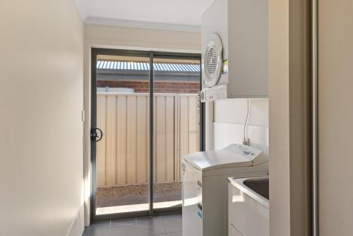  Discovery Parks - Barossa Valley -  Room  picture :   Shower    TV    Air conditioning                           