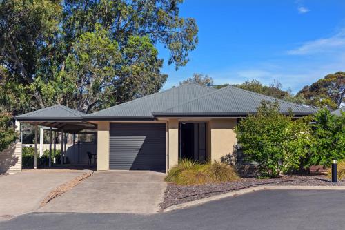  Discovery Parks - Barossa Valley -  Room  picture :    Shower    TV    Air conditioning                            