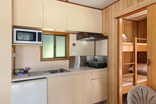  Discovery Parks - Barossa Valley -  Room  picture :   TV    Air conditioning    Shared bathroom                           