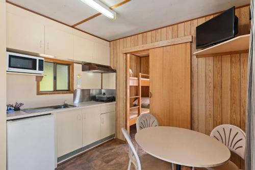  Discovery Parks - Barossa Valley -  Room  picture :   TV    Air conditioning    Shared bathroom                           