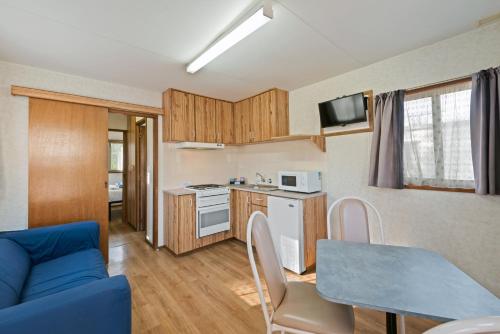  Discovery Parks - Barossa Valley -  Room  picture :   Shower    TV    Air conditioning                           