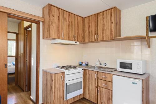  Discovery Parks - Barossa Valley -  Room  picture :   Shower    TV    Air conditioning                           