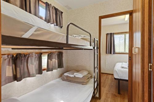  Discovery Parks - Barossa Valley -  Room  picture :   Shower    TV    Air conditioning                           