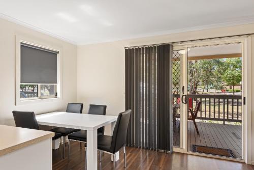  Discovery Parks - Barossa Valley -  Room  picture :   Shower    TV    Air conditioning                           