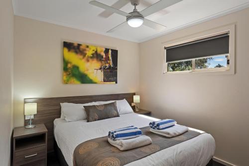  Discovery Parks - Barossa Valley -  Room  picture :   Shower    TV    Air conditioning                           