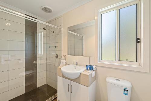  Discovery Parks - Barossa Valley -  Room  picture :   Shower    TV    Air conditioning                           