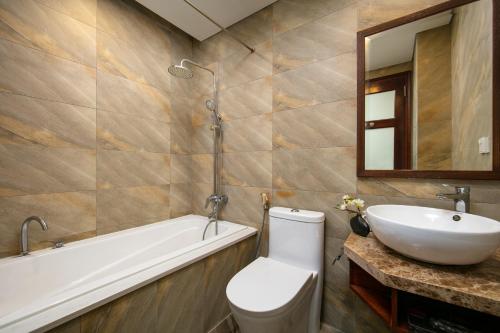 ハノイにあるミドリ ブティックホテルのバスルーム(トイレ、洗面台、バスタブ付)