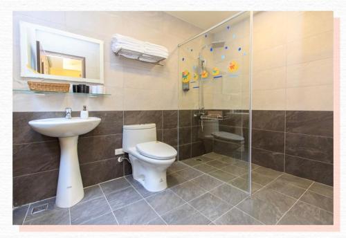 頭城的住宿－鯨艷民宿，浴室配有卫生间、盥洗盆和淋浴。