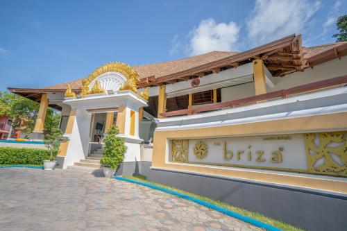 查汶的住宿－The Briza Beach Resort, Samui - SHA Plus，建筑的侧面有标志