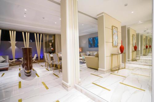 a lobby with a living room and a dining room at Vivienda Hotel Villas, Jeddah in Jeddah