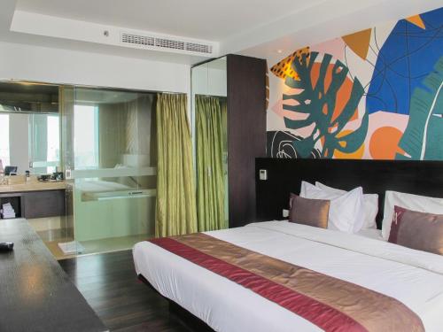 سرير أو أسرّة في غرفة في Akmani Hotel Jakarta