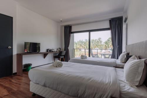 Una cama o camas en una habitación de Roxy Sematan Villa & Townhouse