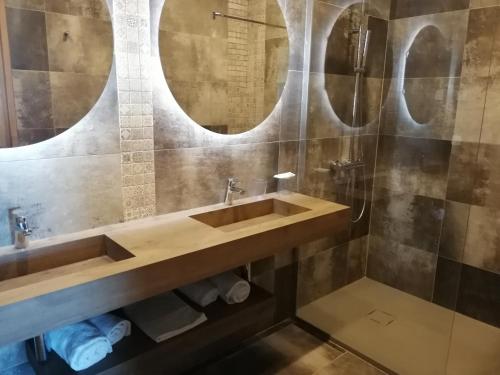 ein Bad mit einem Waschbecken und einem Spiegel in der Unterkunft Auberge Ferayola in Galeria