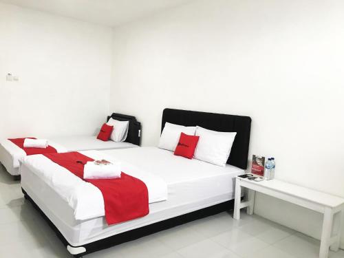 Säng eller sängar i ett rum på RedDoorz @ Jalan Tanjung Blitar