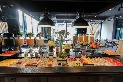 ein Buffet mit vielen verschiedenen Speisen in der Unterkunft Sugar Marina Hotel-SURF-Kata Beach in Kata Beach