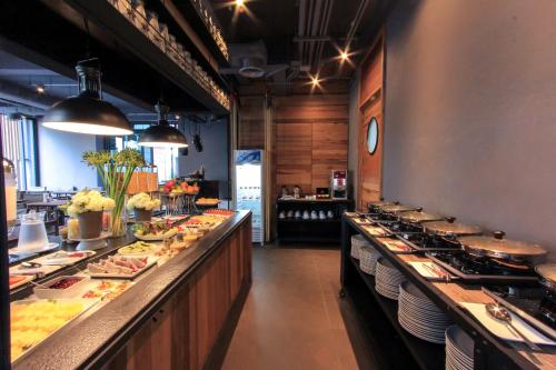 eine Restaurantküche mit einem Buffet mit Speisen in der Unterkunft Sugar Marina Hotel-SURF-Kata Beach in Kata Beach