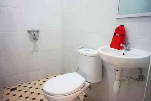 Łazienka z białą toaletą i umywalką w obiekcie RedDoorz @ Jalan Tanjung Blitar w mieście Blitar