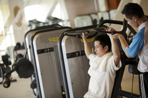 InterContinental Hangzhou ICC by IHGにあるフィットネスセンターまたはフィットネス設備