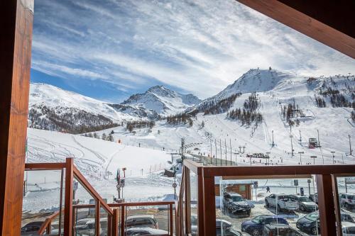 vistas a una montaña cubierta de nieve con una pista de esquí en Hotel Du Col en Sestriere