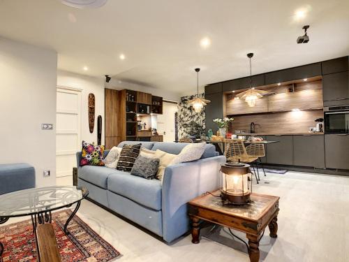 un salon avec un canapé bleu et une table dans l'établissement Nestor&Jeeves - LOU FRANCESCAN - Old Town - Close sea - Place St Francois, à Nice