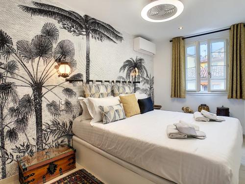 - une chambre avec un lit et du papier peint en palmier dans l'établissement Nestor&Jeeves - LOU FRANCESCAN - Old Town - Close sea - Place St Francois, à Nice