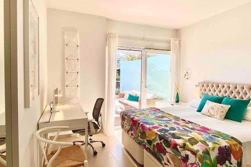 Schlafzimmer mit einem Schreibtisch, einem Bett und einem Schreibtisch in der Unterkunft HigueronRentals South Views in Benalmádena