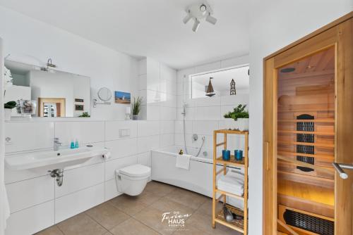 オルペニッツにあるBalticaの白いバスルーム(洗面台、トイレ付)