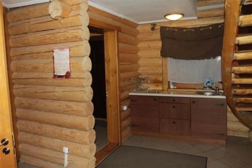 ein Badezimmer in einem Blockhaus mit einem Waschbecken in der Unterkunft Золото Карпат in Izky