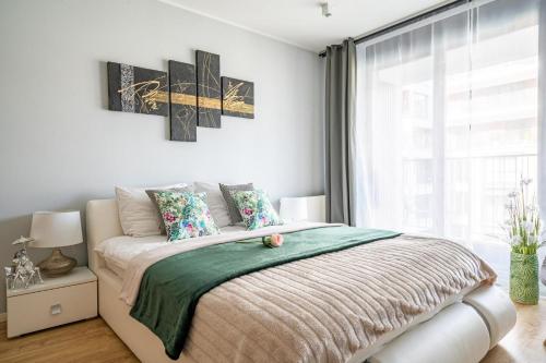 Postel nebo postele na pokoji v ubytování Apartamenty Walońska Wrocław