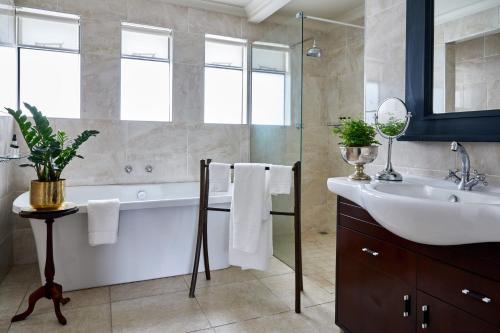 Un baño de Deux Frères Wine Estate & Luxury Villas