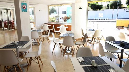 a room with tables and chairs in a restaurant at BLUESEA Jandia Luz in Morro del Jable