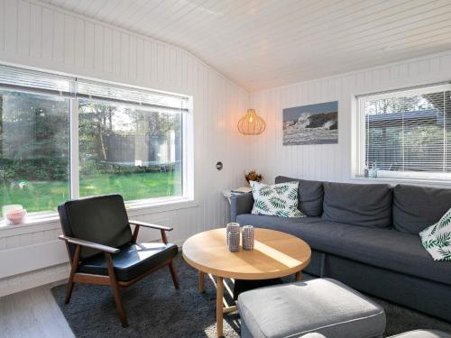 - un salon avec un canapé et une table dans l'établissement 6 person holiday home in L kken, à Løkken