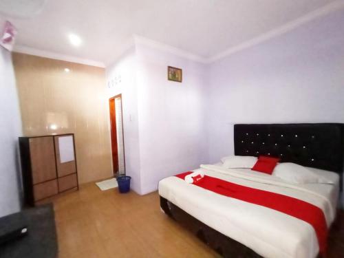 a bedroom with a large bed in a room at RedDoorz at Sedayu 2 Near Danau Toba Parapat in Parapat
