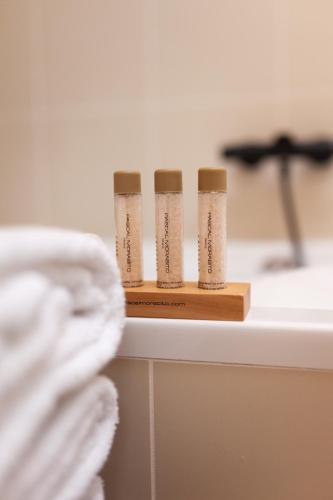 un comptoir de salle de bains avec quatre tubes de mesure sur celui-ci dans l'établissement Tinah Paris, Champs Elysées, à Paris