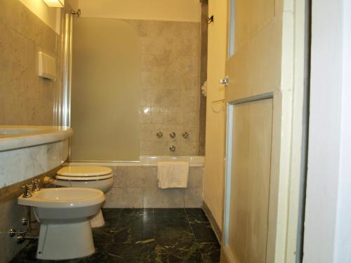 La salle de bains est pourvue de toilettes, d'un lavabo et d'une baignoire. dans l'établissement 20 Passi dal Duomo, à Florence