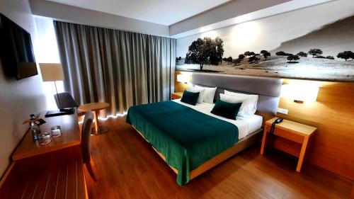 
Uma cama ou camas num quarto em BejaParque Hotel
