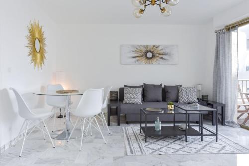 un salon avec un canapé et une table dans l'établissement Cannes Palm Beach district 2 min to the beaches, à Cannes