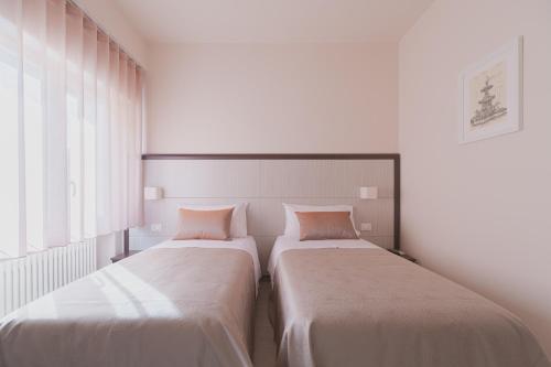 two beds sitting next to each other in a room at La Maison Di Carla in Ancona