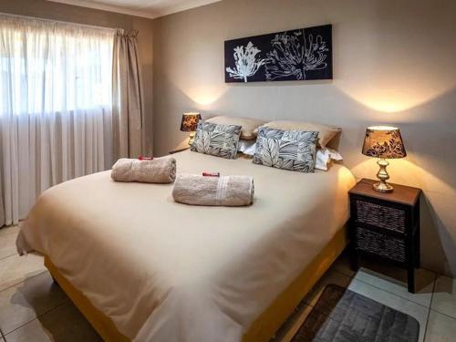 Postel nebo postele na pokoji v ubytování Kamieskroon Cosy Cottage