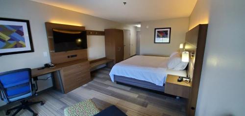 En eller flere senger på et rom på Holiday Inn Express Hotel & Suites Kinston, an IHG Hotel
