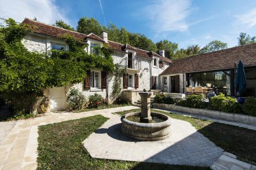 una casa con una fuente en el patio en Le Riad Bourguignon, en Ouanne