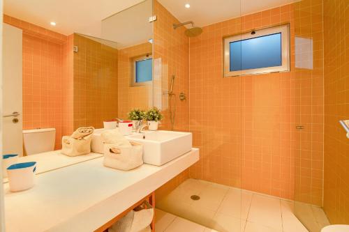 La salle de bains est pourvue d'un lavabo et d'un miroir. dans l'établissement Modern Apartment by the Sea, à Quarteira
