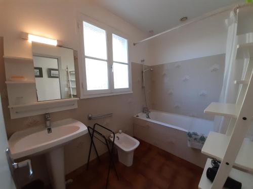 une salle de bain avec un lavabo, des toilettes et un miroir dans l'établissement Maison St Martin de Ré, à Saint-Martin-de-Ré